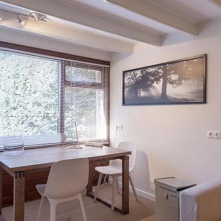 Backroom In With Private Garden Very Near Centre And Tue Séjour chez l'habitant