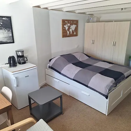 Backroom In With Private Garden Very Near Centre And Tue Séjour chez l'habitant